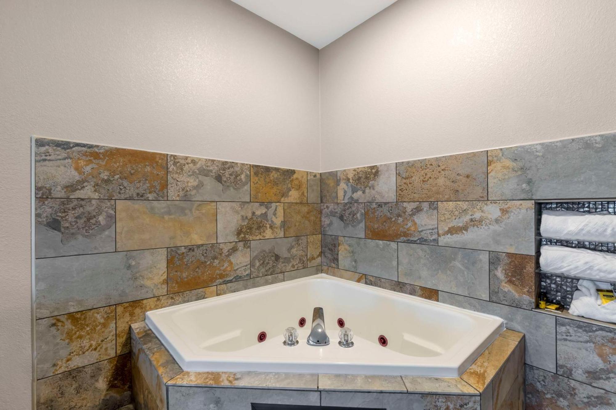Best Western Plus Des Moines West Inn & Suites Clive Exteriör bild